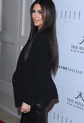 كيم ترمى ببودرة بيضاء ... على السجادة الحمراء